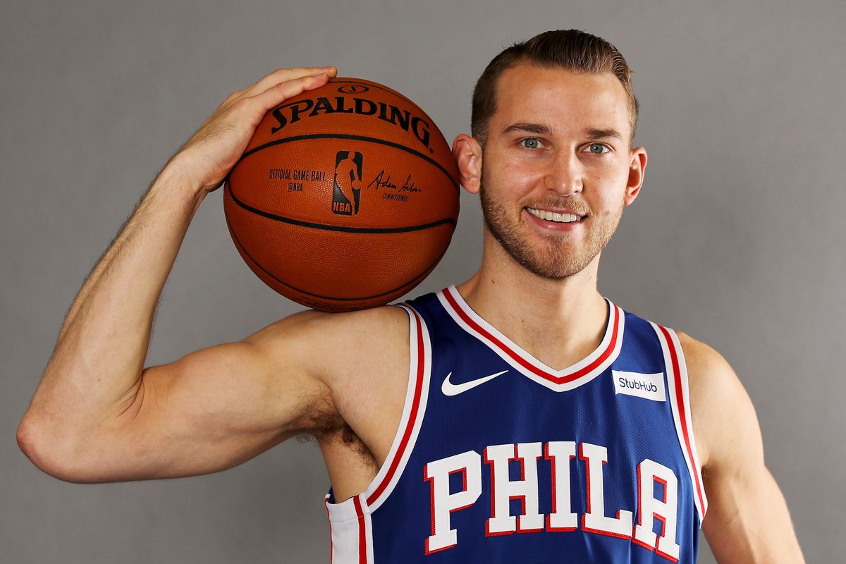 关于密尔沃基雄鹿内部会议纪要流出：集结日战术微调，中超使命明确，阵容厚度经受考验的信息